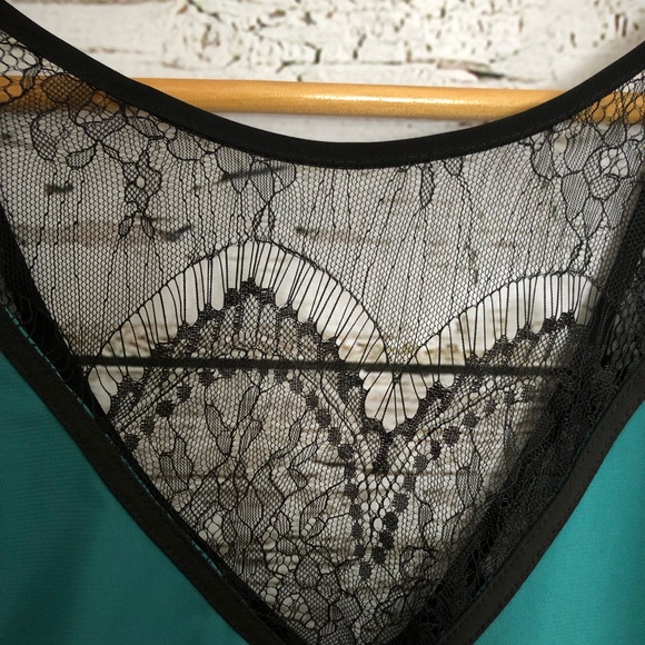 V neck top with black lace detail. Deep V in back - Picture 5 of 8